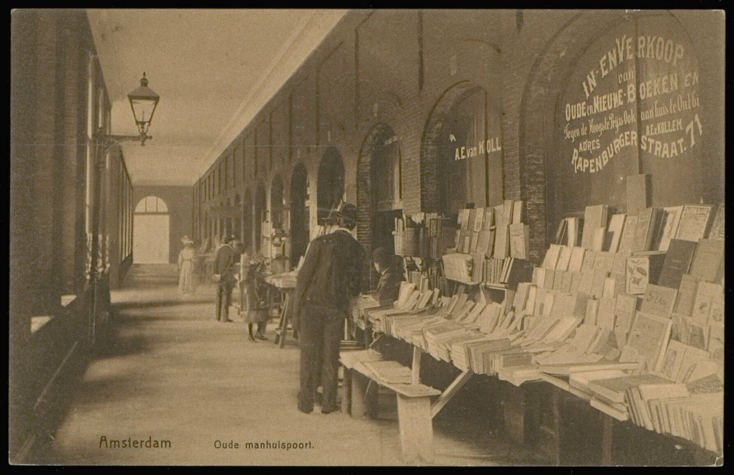 Veel boekverkopers gebruiken de Oudemanhuispoort voor hun handel in hoofdzakelijk 2e hands boeken. Photo: Stadsarchief Amsterdam / Onbekend. Datering 1920 ca 